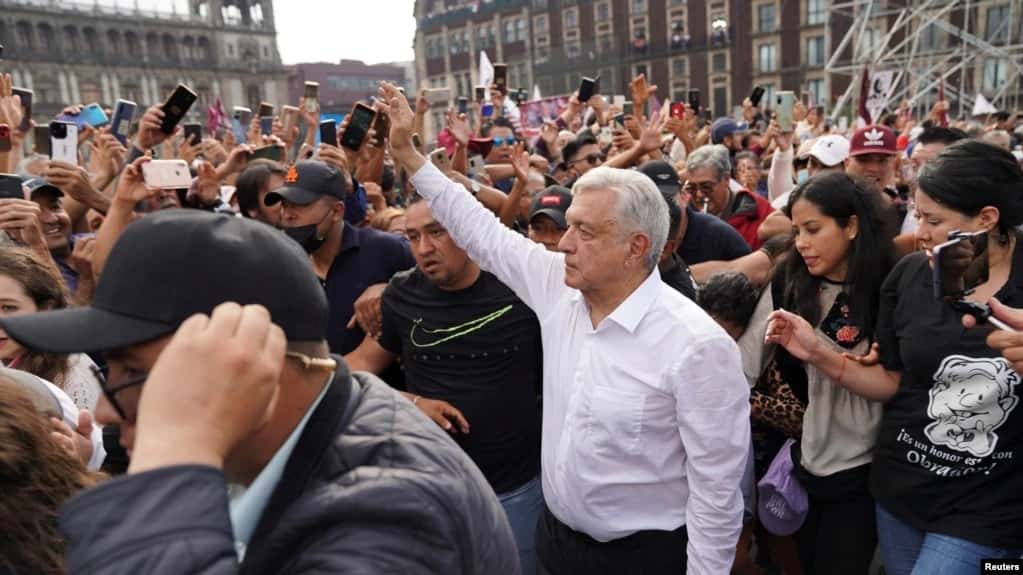 López Obrador encabeza marcha multitudinaria en Ciudad de México