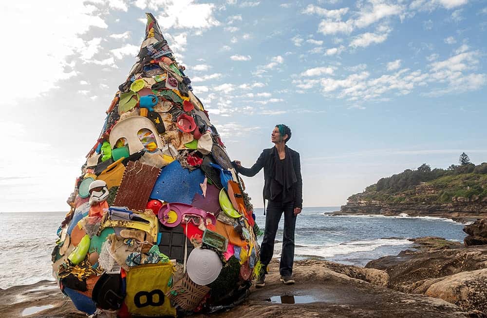 Marina DeBris transforma la basura del mar en arte