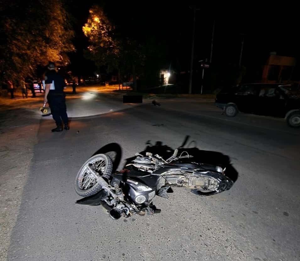 Fallece una persona al ser chocada la motocicleta en la que se movilizaban