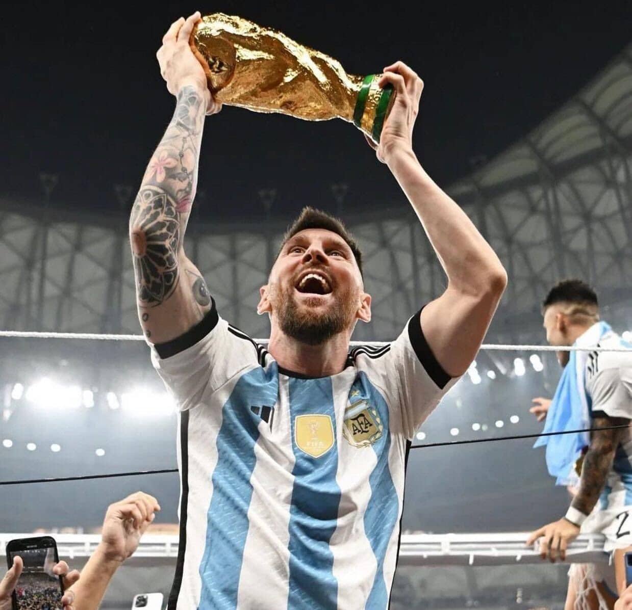 La imagen de Messi junto a la tan ansiada Copa del Mundo revolucionó las redes