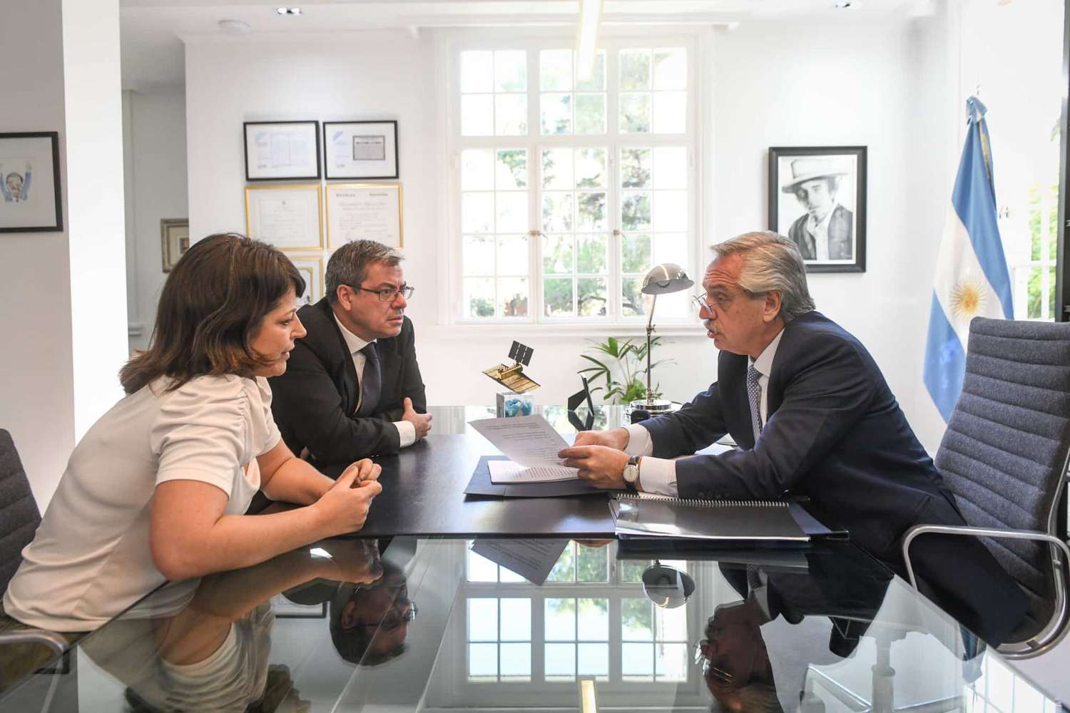 Fernández entregó a Martínez y Gaillard el escrito de pedido de juicio político a la Corte Suprema