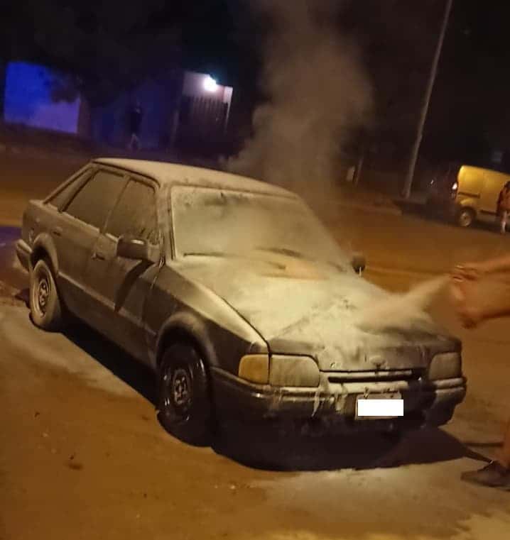 El auto comenzó a prenderse fuego mientras transitaba por Paraná