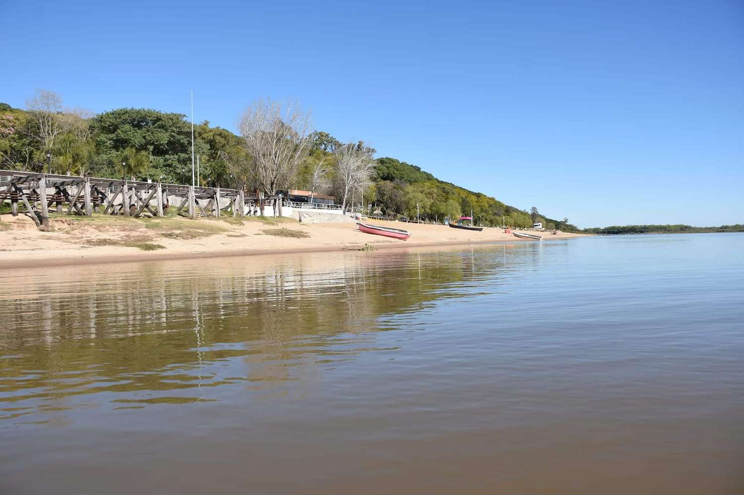 Por la bajante, quedó prohibido el ingreso al agua en la playa de Villa Urquiza