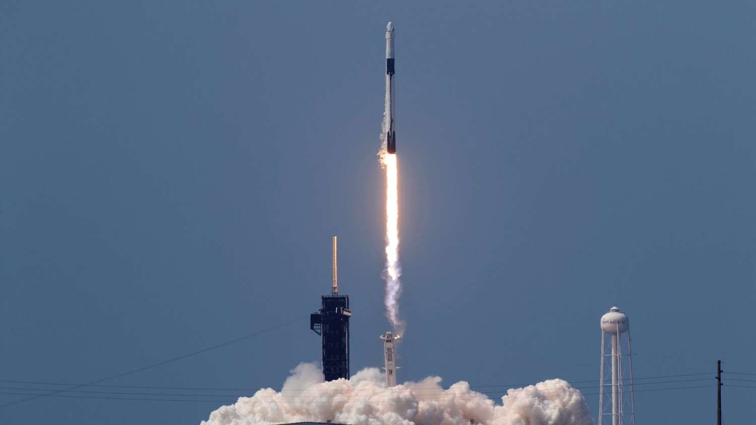 La empresa SpaceX lanzó un cohete Falcon de 70 metros para colocar en órbita 114 pequeños satélites