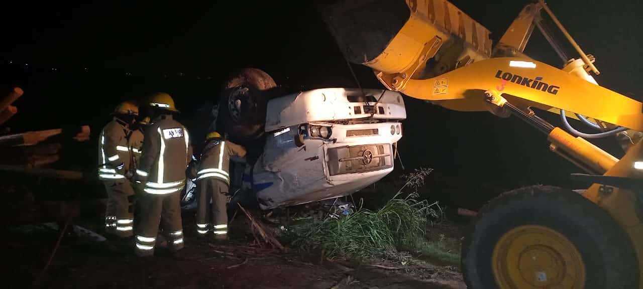 Dos personas fallecidas al volcar un camión en Victoria