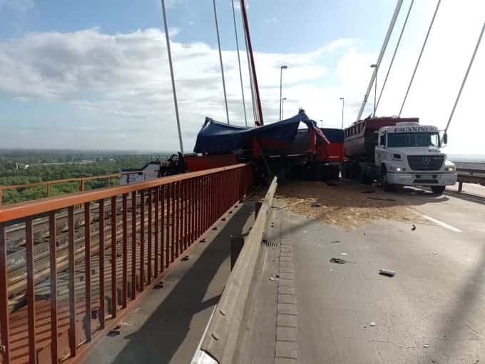 Un camión quedó colgando del puente en Zárate-Brazo Largo