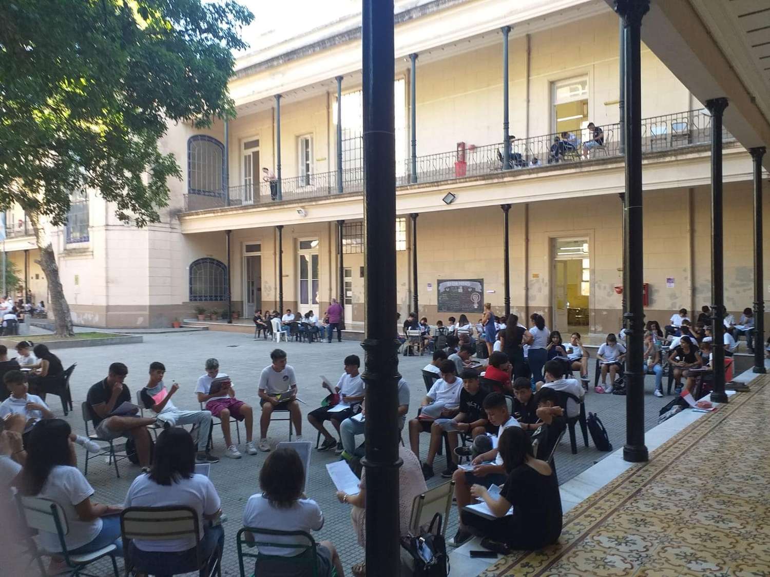 Docentes del Colegio Nacional de Paraná decidieron dar clases en el patio debido al calor