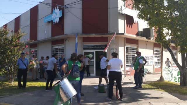ATE y SUOYEM reclaman apertura de paritarias frente al Municipio
