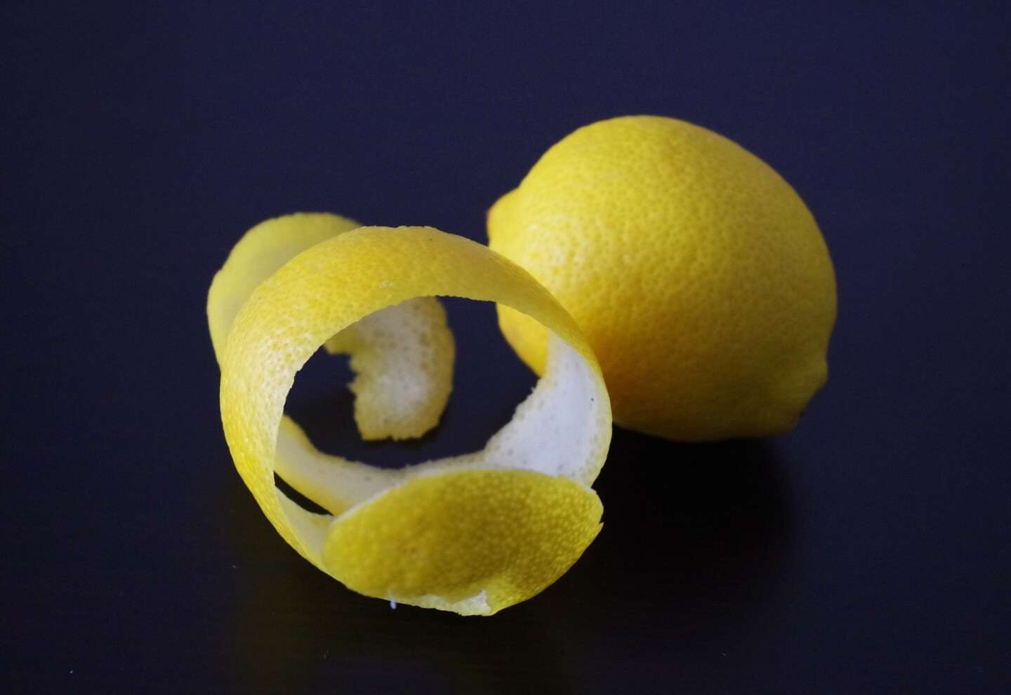 Cómo limpiar el baño con cáscara de limón y dejarlo reluciente
