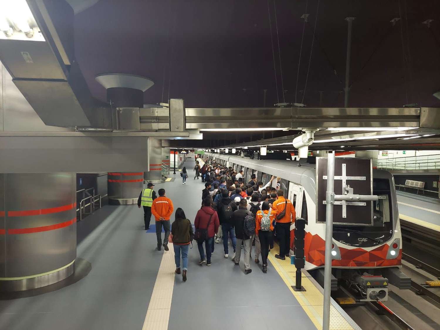 Desmanes al inicio de operación del metro en Quito