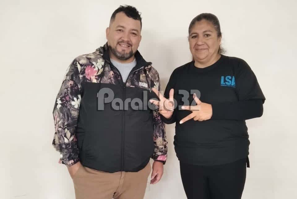 El investigador de ufología Christian González junto a intérprete de lengua de señas