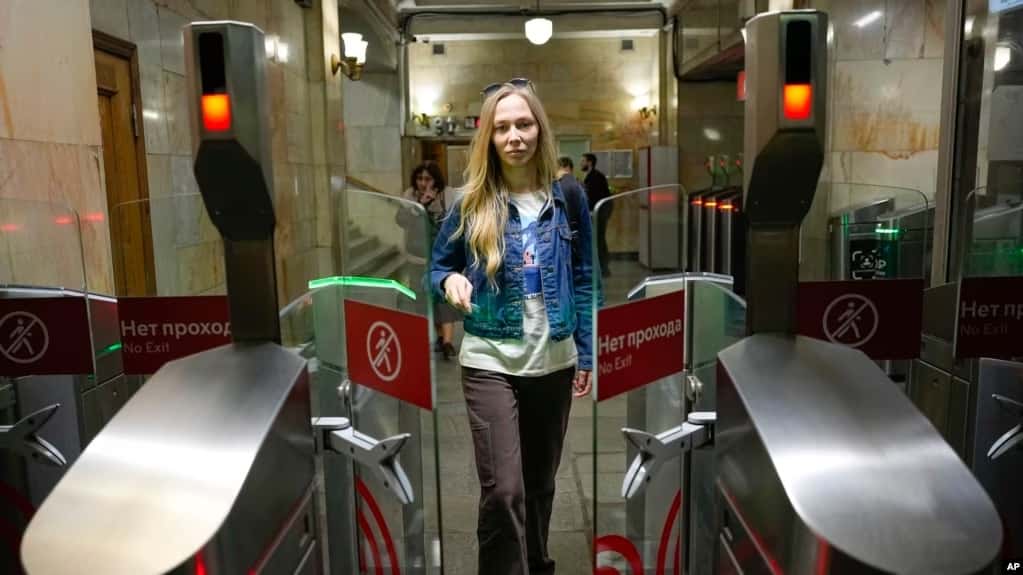 La periodista Yekaterina Maksimova entra en el Metro de Moscú, donde ha sido detenida cinco veces, el 22 de mayo de 2023