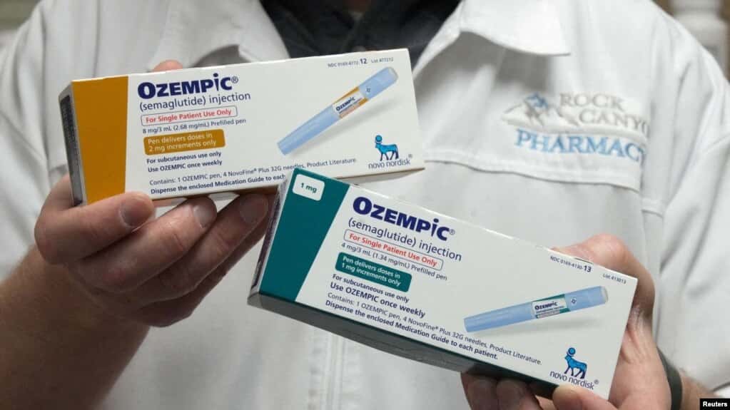 Un farmacéutico muestra cajas de Ozempic, un medicamento inyectable de semaglutida utilizado para tratar la diabetes tipo 2 fabricado por Novo Nordisk, en Rock Canyon Pharmacy en Provo, Utah, EEUU, el 29 de marzo de 2023