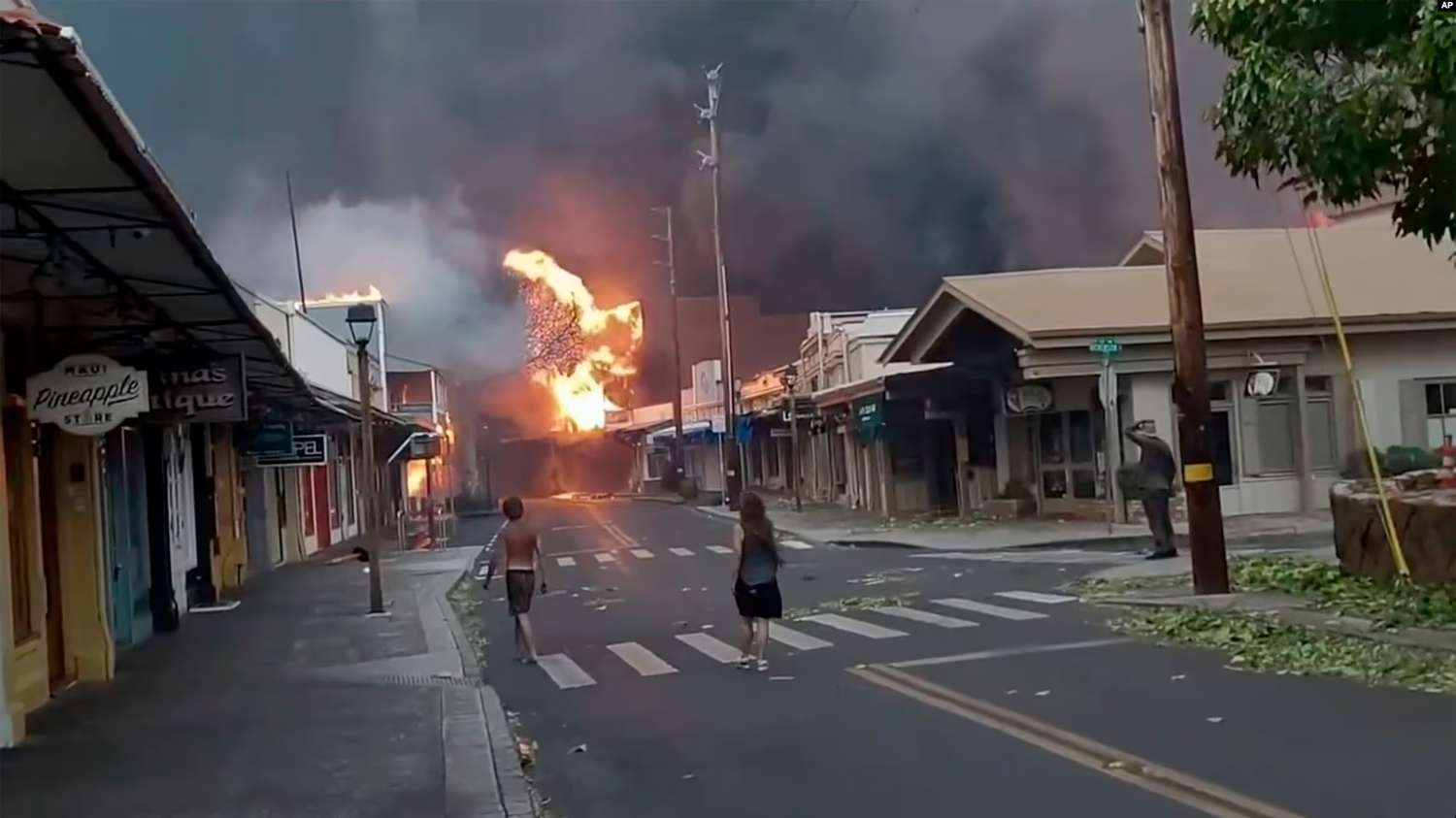 La gente observa cómo el humo y las llamas llenan el aire de los incendios forestales en Front Street en el centro de Lahaina, Hawái, el 8 de agosto de 2023
