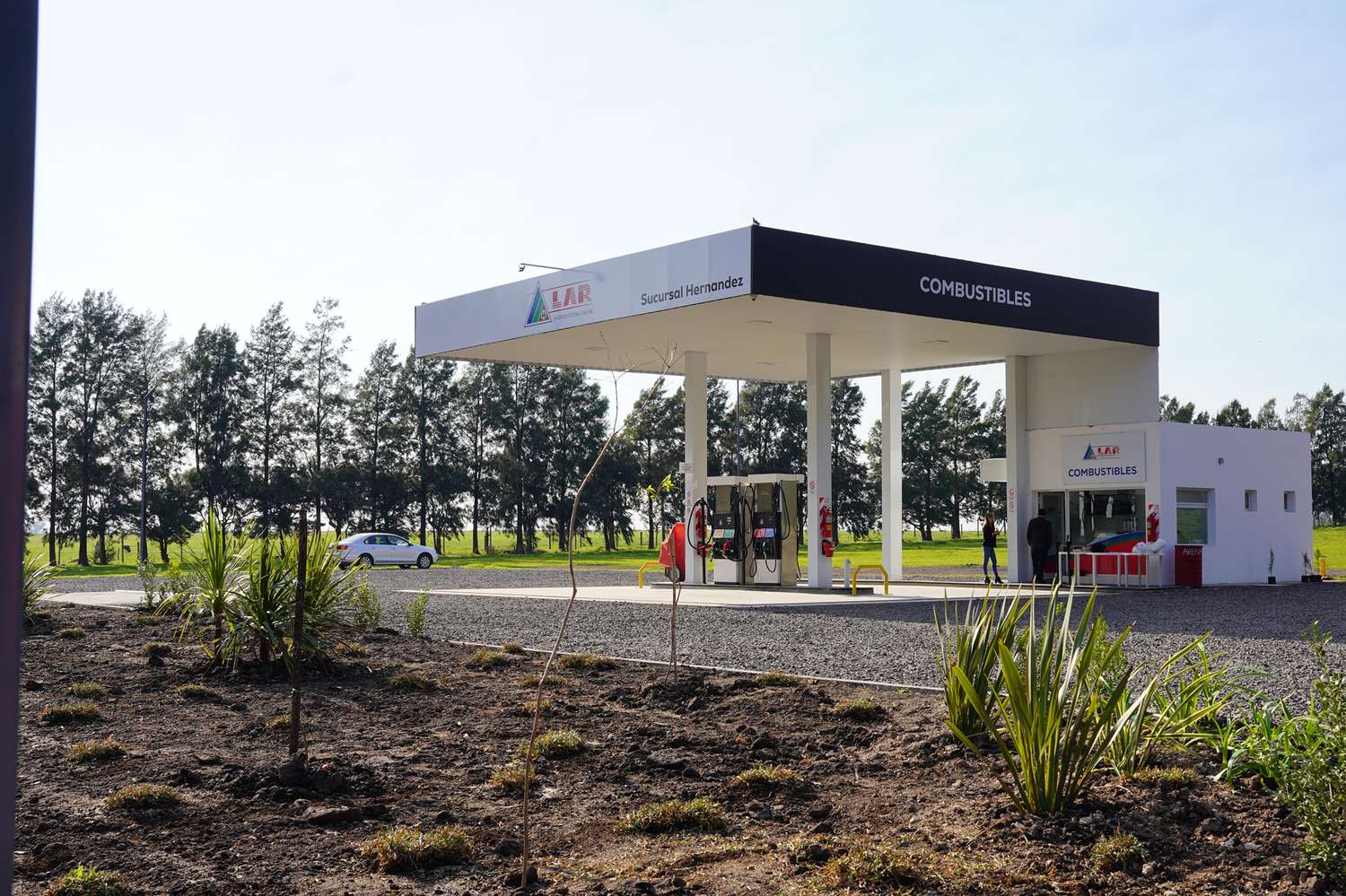 LAR inauguró un nuevo expendio de combustibles en Hernández