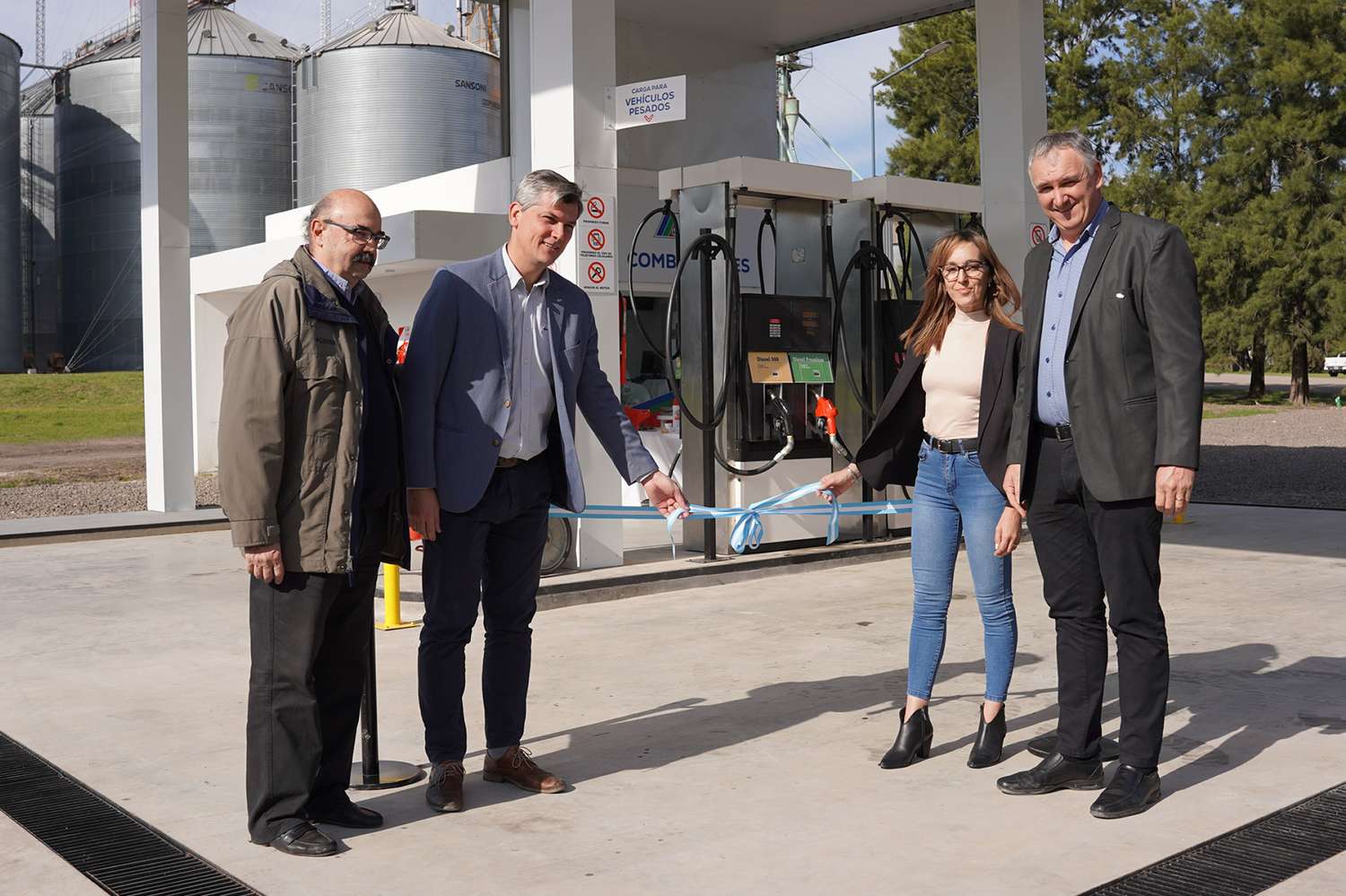 LAR inauguró un nuevo expendio de combustibles en Hernández
