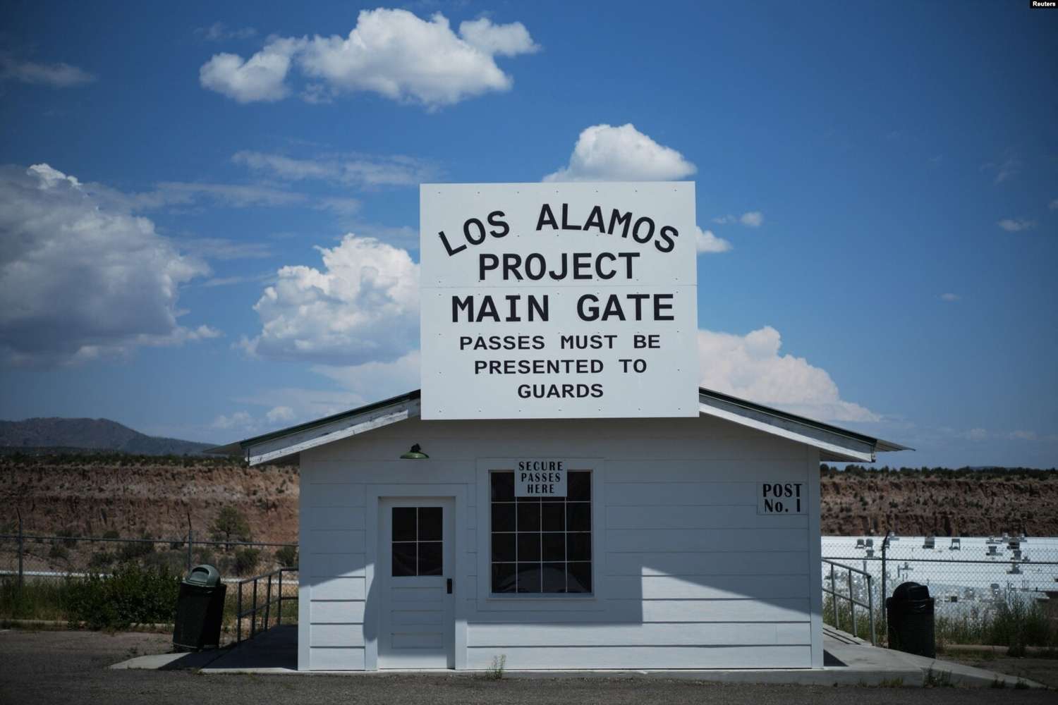 Una réplica de la Puerta Principal del Proyecto Los Álamos, donde se desarrollaron las primeras bombas atómicas durante la Segunda Guerra Mundial, se encuentra en las afueras de la ciudad de Los Álamos, Nuevo México, EEUU, 30 de julio de 2023