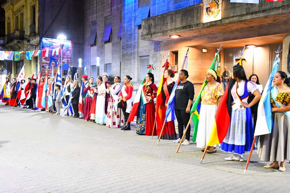 Con la tradicional Marcha de Antorchas, Concordia comenzó a vivir la XXX Fiesta Provincial del Inmigrante