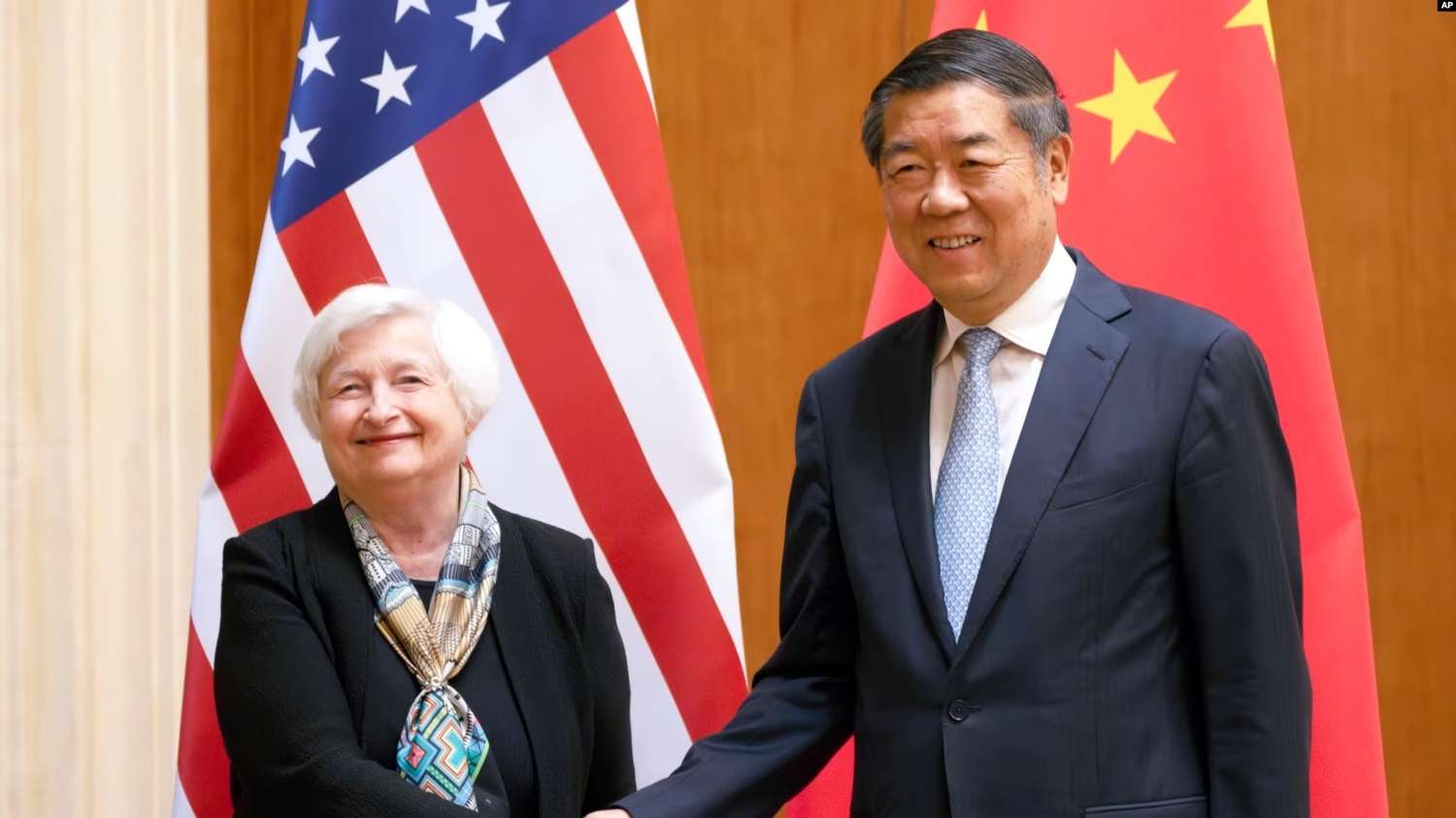 La secretaria del Tesoro de EEUU, Yanet Yellen, junto al viceprimer ministro chino He Lifeng durante una visita a Beijing el 8 de julio de 2023