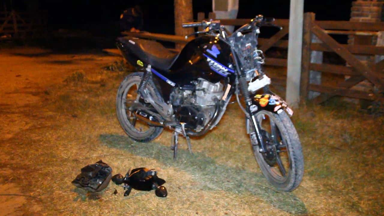 Una motocicleta colisionó con un tráiler que llevaba enganchado un automóvil