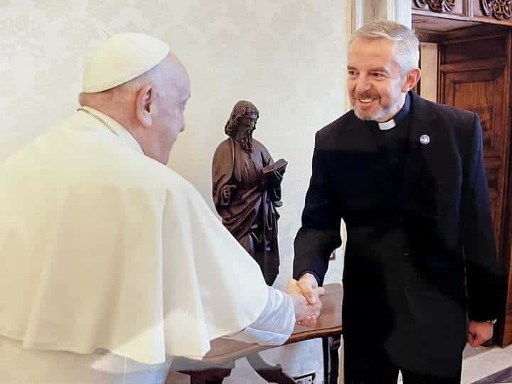 Sacerdote Pedro Brassesco con el Papa Francisco