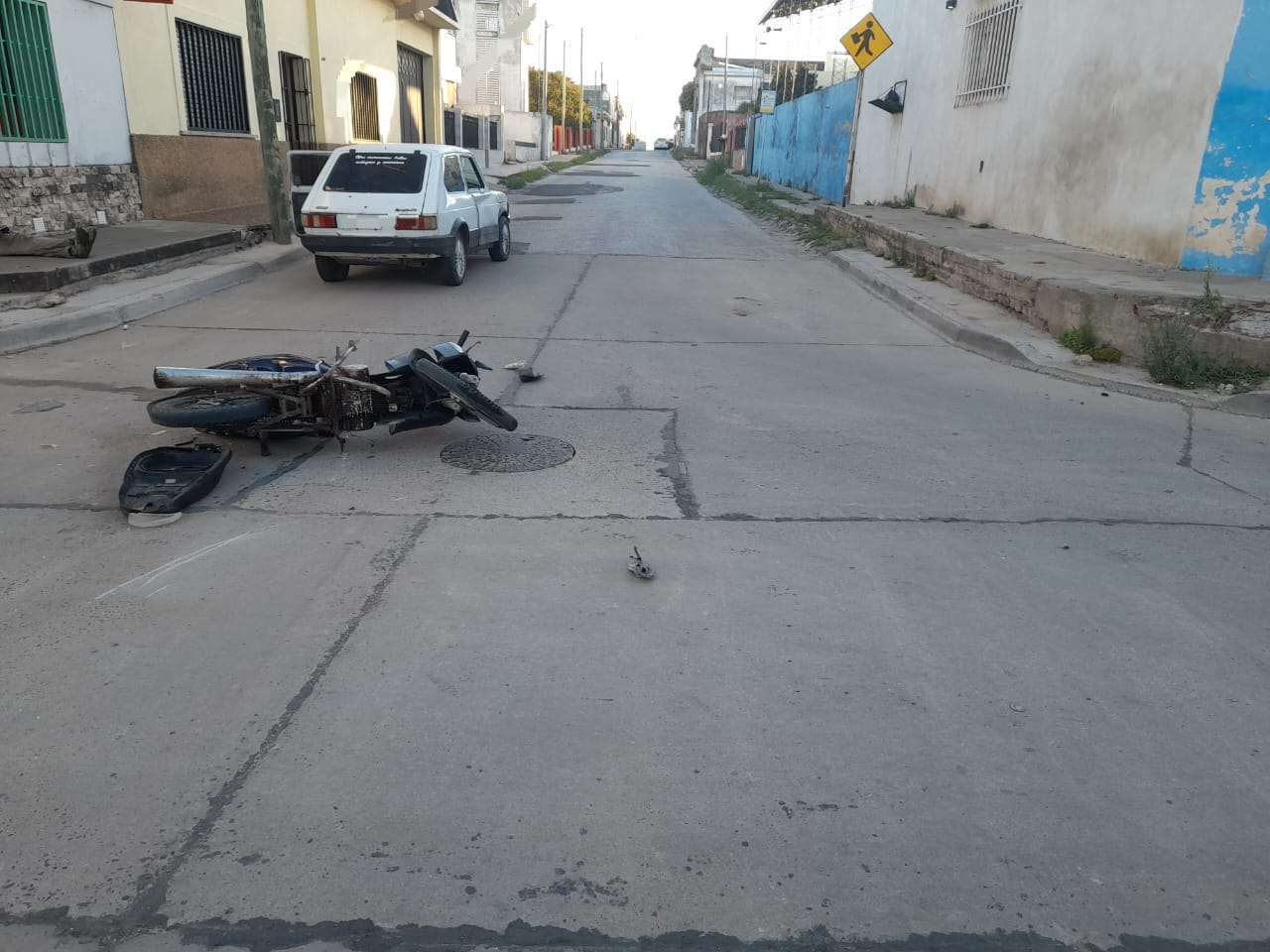 Accidente vial en la intersección de calles Ezpeleta y Junín