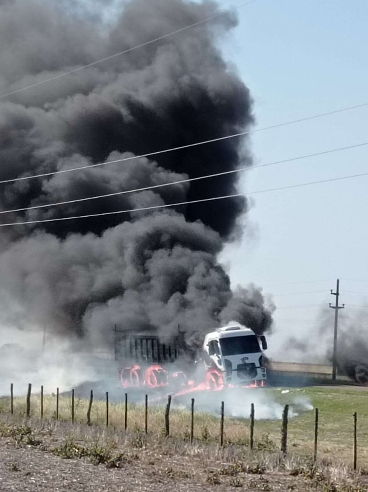 Camión ardió en llamas en plena Ruta 12