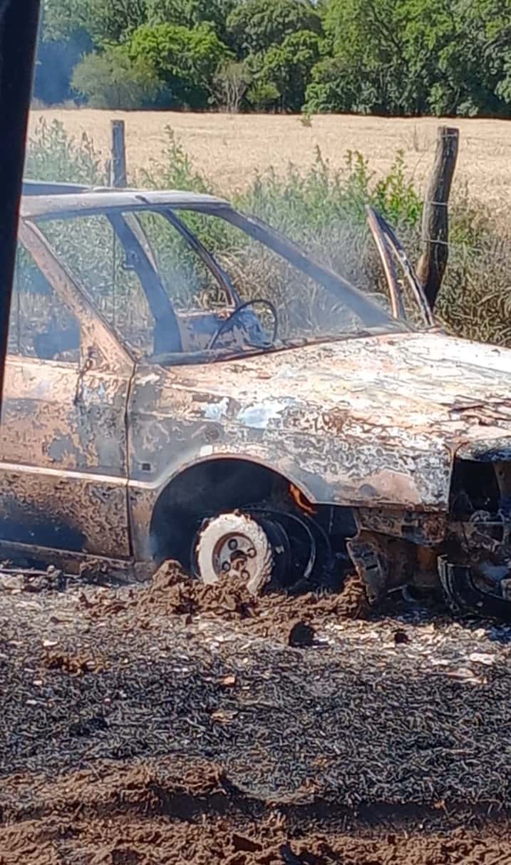 Incendio de un automóvil detrás de la Escuela Agustín de las Tijeras