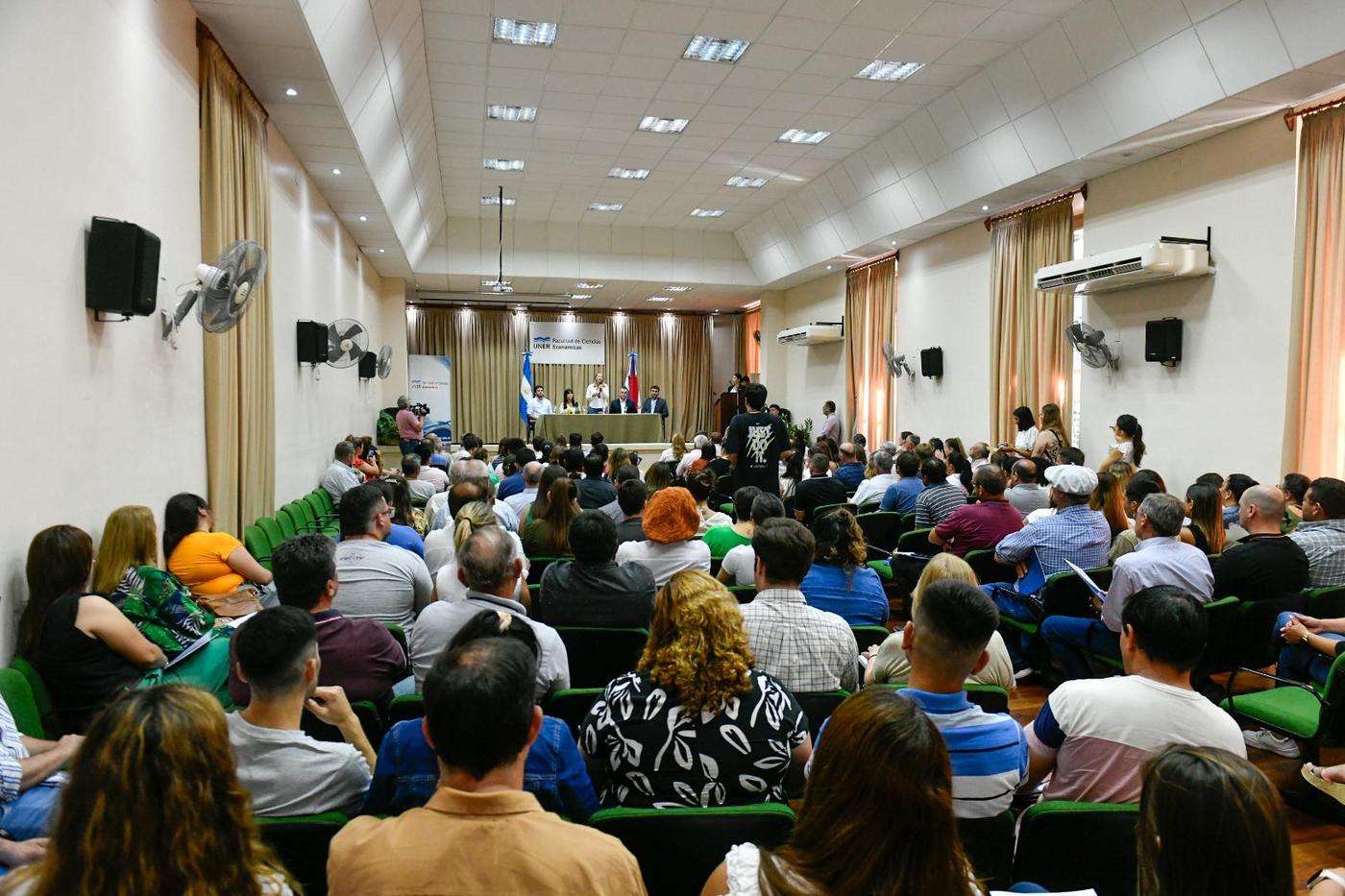 Stratta y Aluani participaron de la apertura de una Jornada de Capacitación para autoridades comunales electas