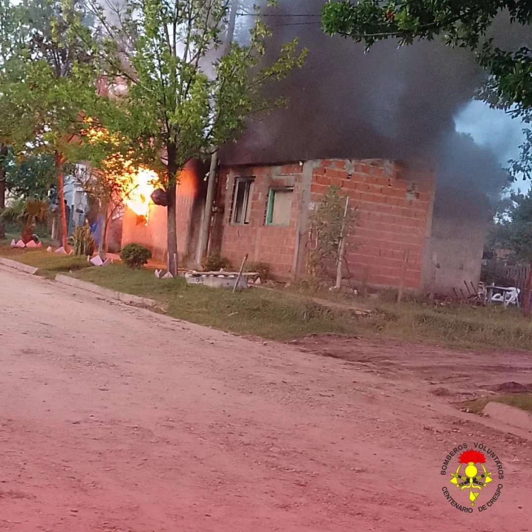 Incendio en Crespo: Una familia pierde sus bienes a causa del fuego