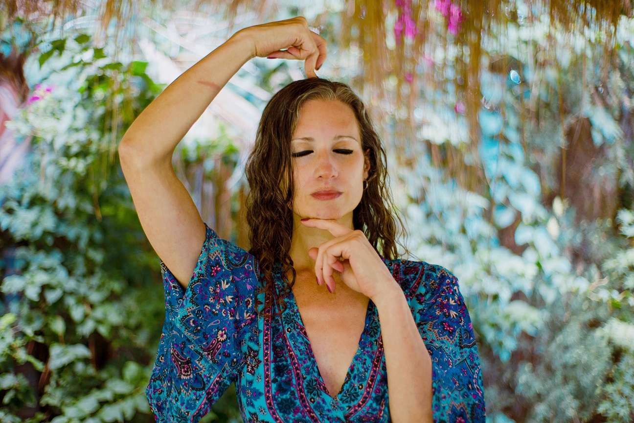 Cómo el Yoga facial puede ayudar al crecimiento del cabello