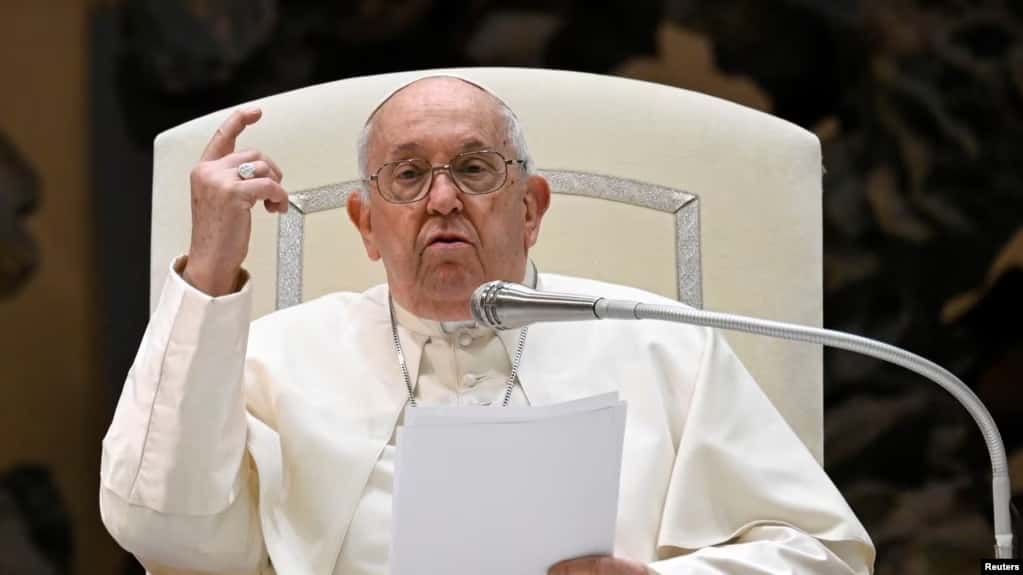 Vaticano intenta calmar a obispos por aprobación de bendiciones a parejas homosexuales
