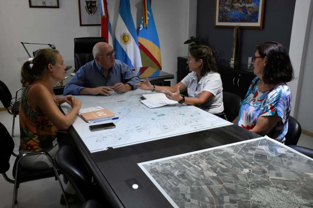 Encuentro entre autoridades municipales y Fundación LAR para planificar acciones conjuntas
