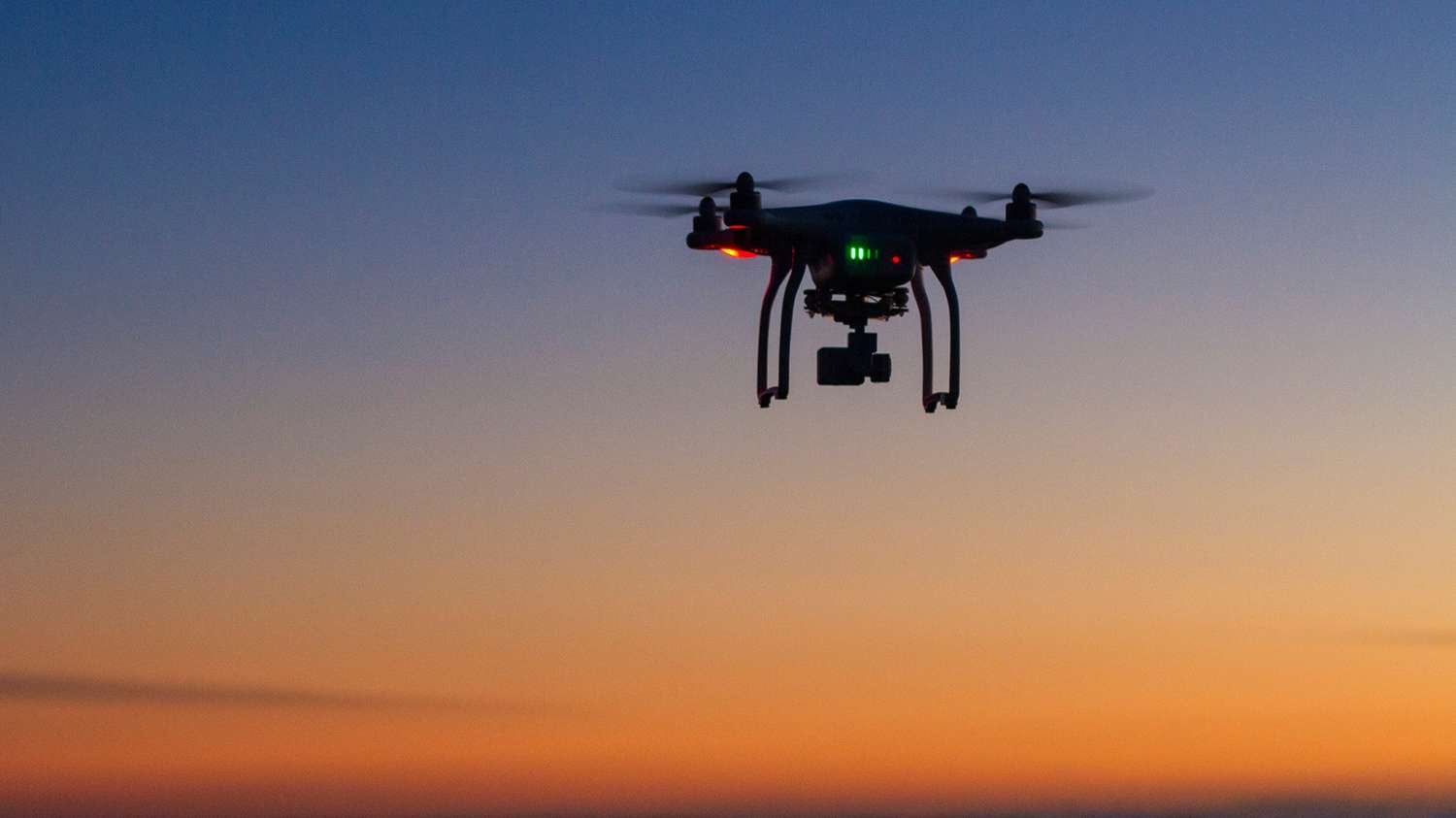 Un dron en el cielo nocturno crespense