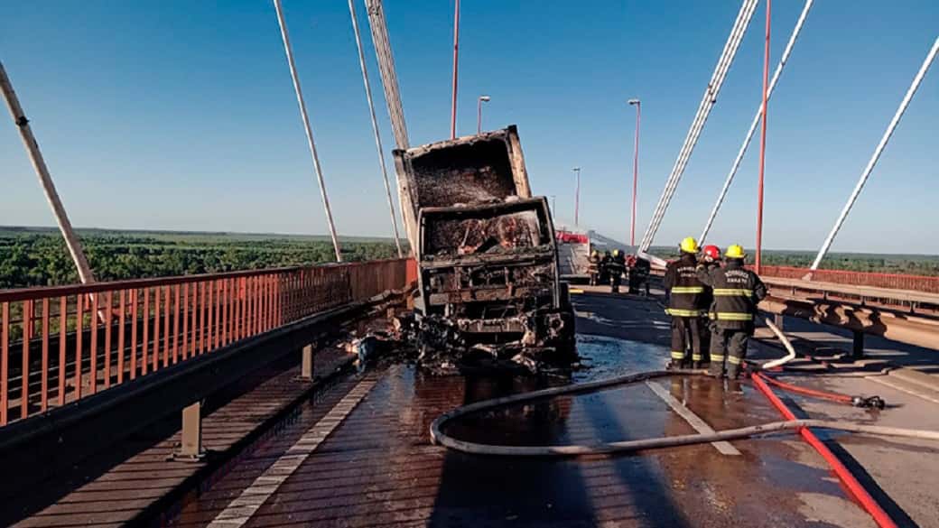 Incendio de un camión de pollos sobre el Puente Mitre
