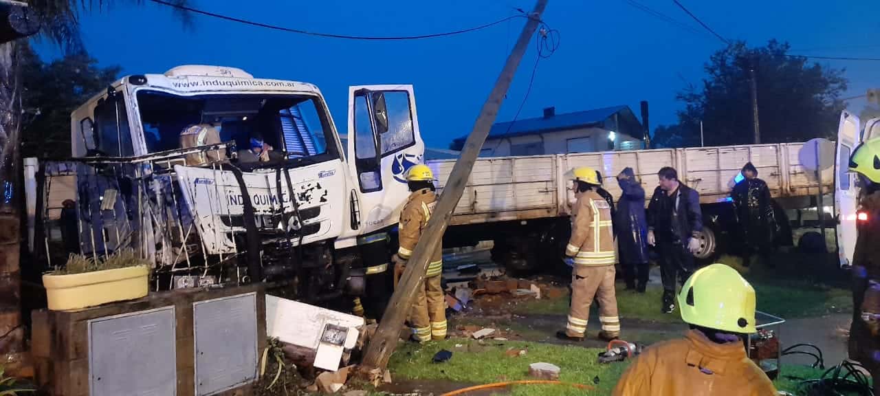 Accidente de tránsito en Victoria: Camión pierde control y provoca daños