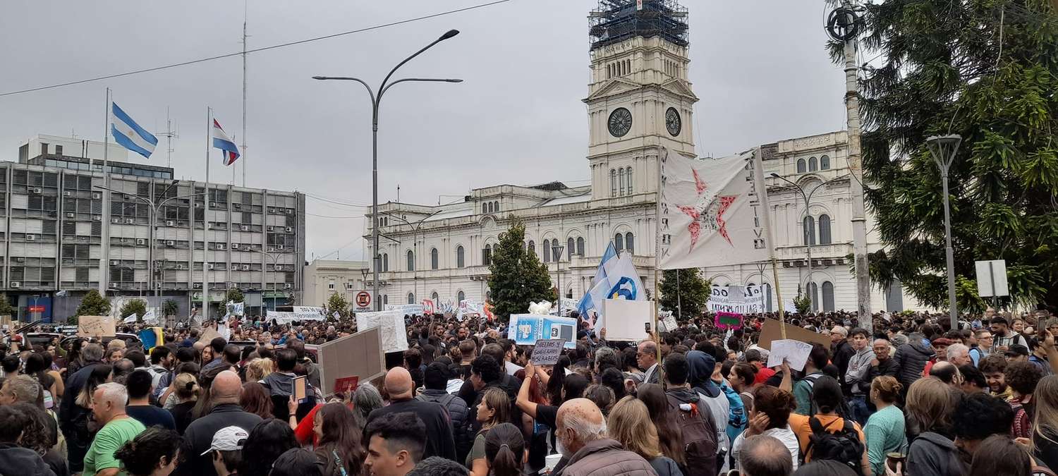 Miles marcharon en Paraná en defensa de la Universidad Pública
