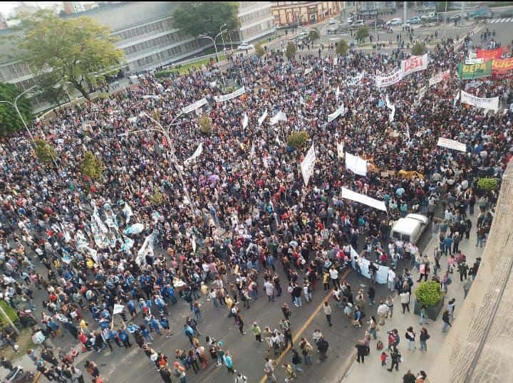 Miles marchan en Paraná en defensa de la Universidad Pública