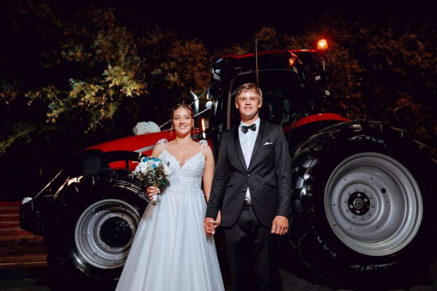Una pareja entrerriana llegó a la iglesia a dar el “sí” en un tractor Case