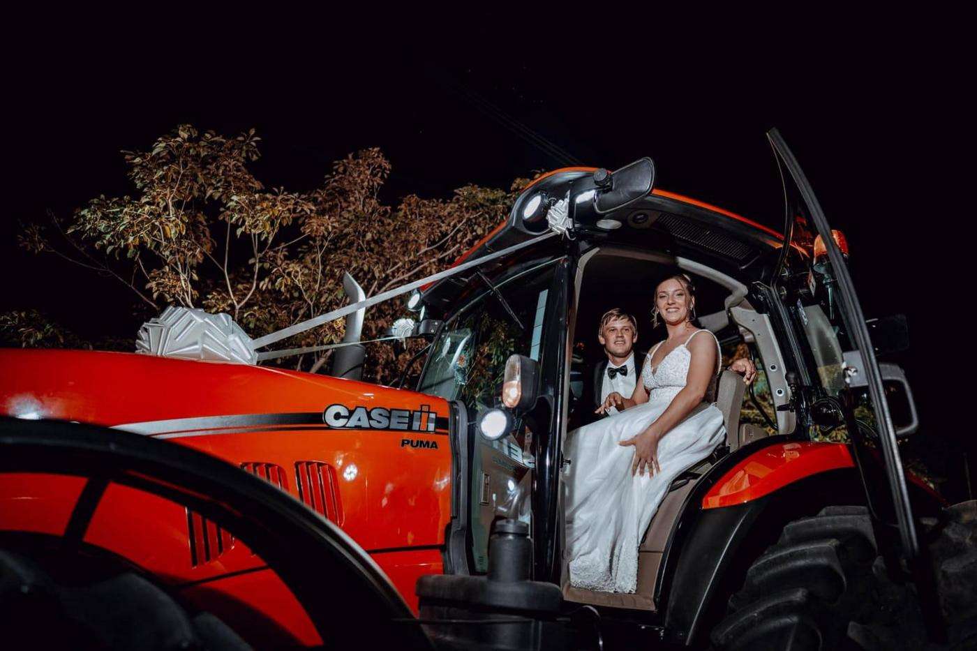 Una pareja entrerriana llegó a la iglesia a dar el “sí” en un tractor Case