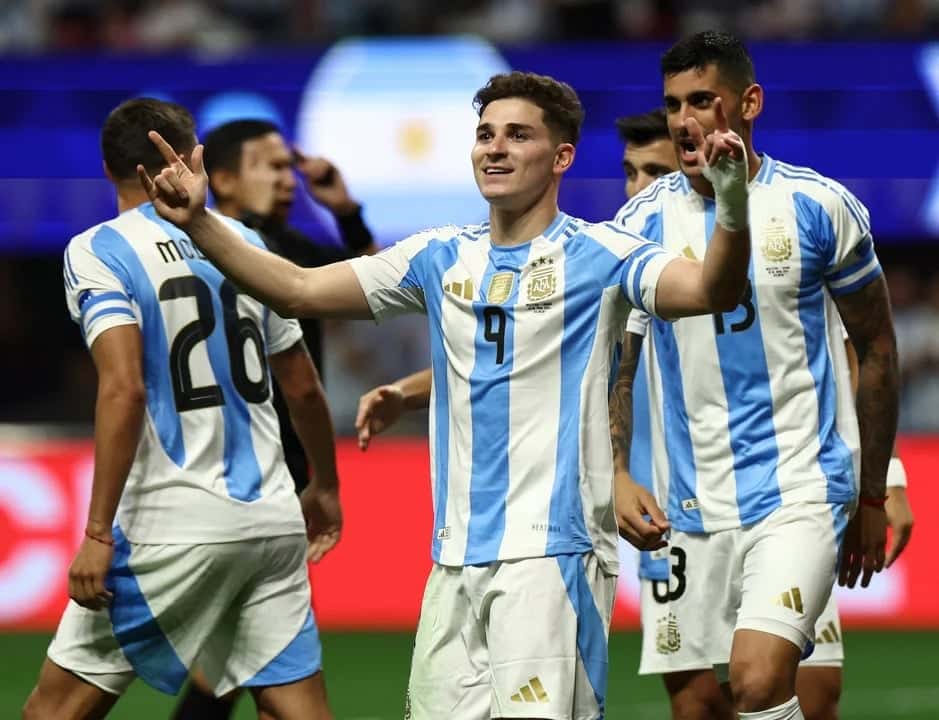 El argentino Julián Álvarez celebra el primer gol Foto NA: REUTERS/Agustin Marcarian