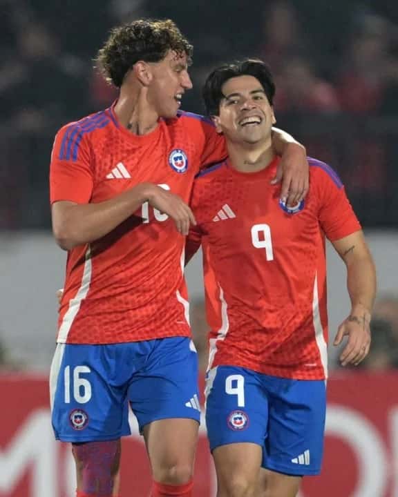 Víctor Dávila festeja un gol de la selección de Chile ante la de Paraguay en un amistoso previo a la Copa América. Foto NA: CONMEBOL