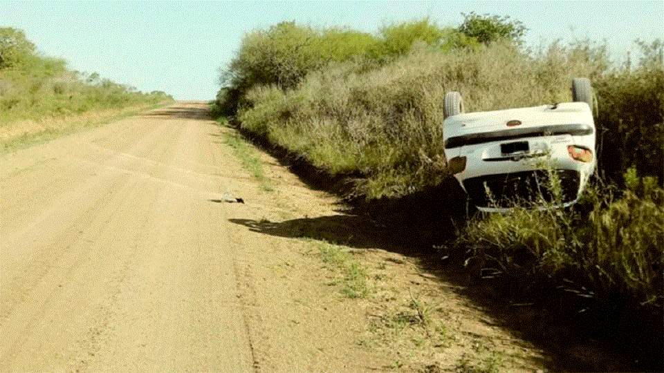 Circulaban en un camino vecinal que une Hernández con Aranguren cuando volcaron con el auto