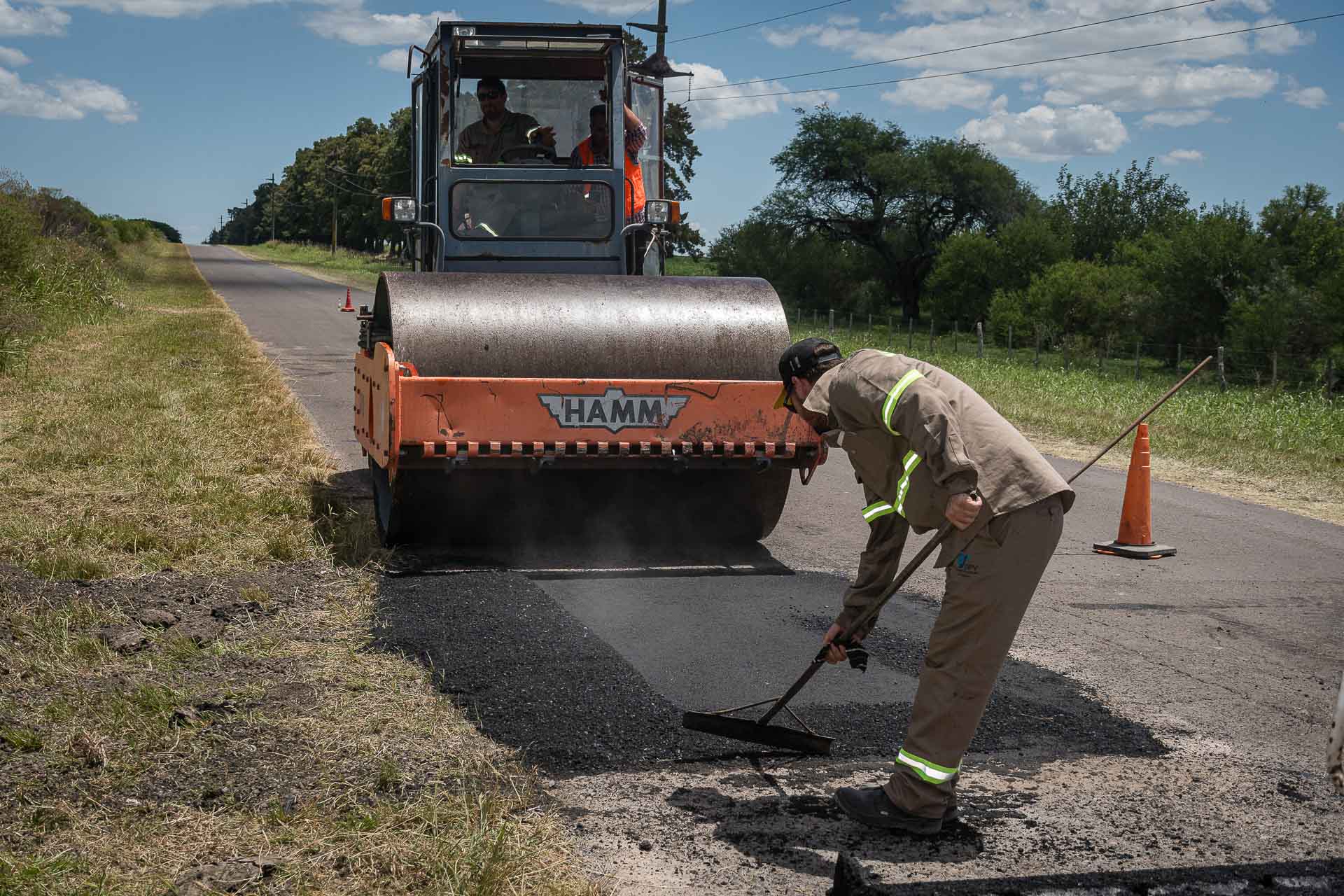 Realizan tareas de bacheo sobre la ruta provincial N º 32 – Paralelo32