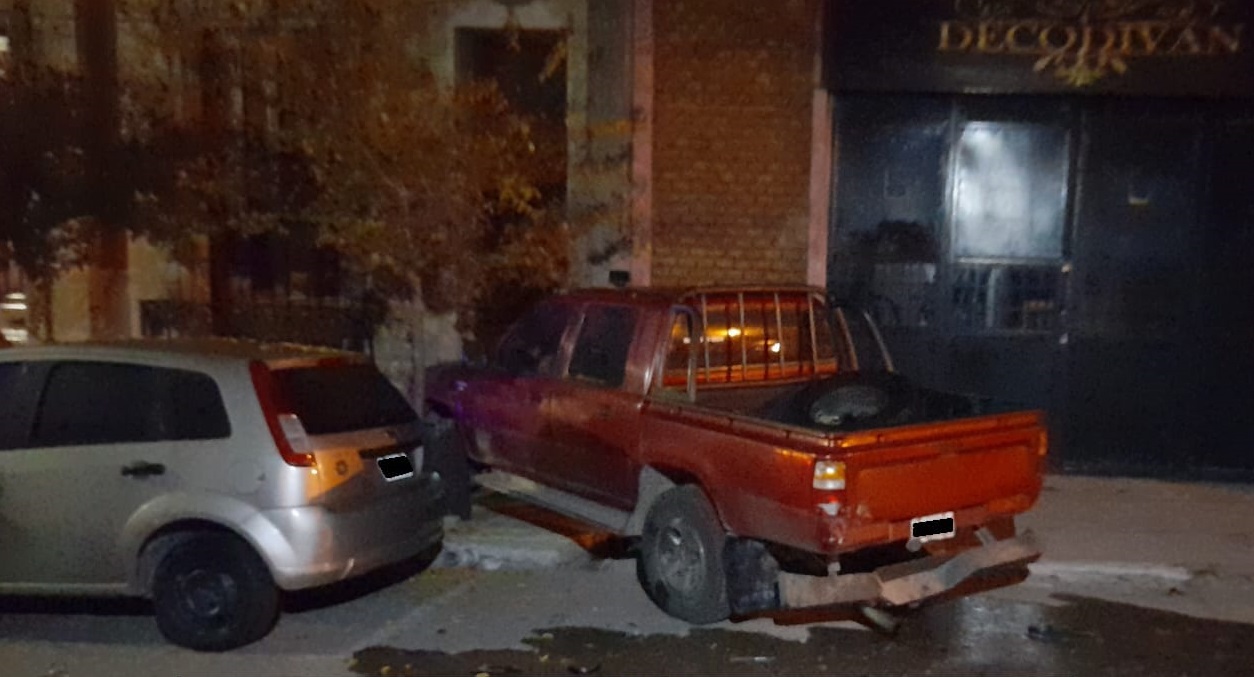 Un automóvil chocó una camioneta estacionada y se dio a la fuga ...
