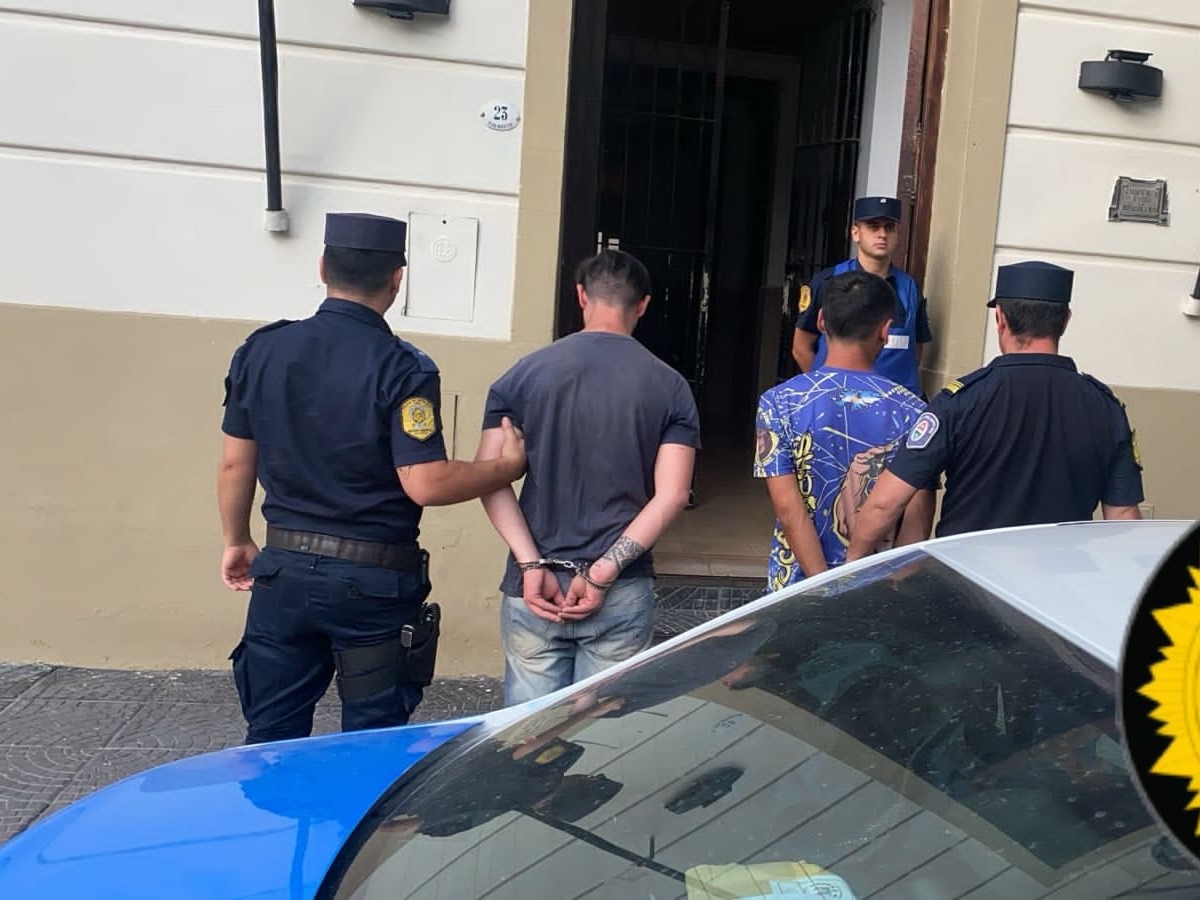 Detienen a dos hombres por el robo de chapas en una vivienda ...