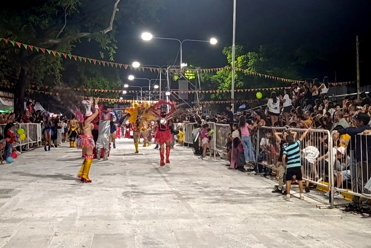Carnavales de Paraná 2026: la ciudad vibró en la tercera noche de competencia
