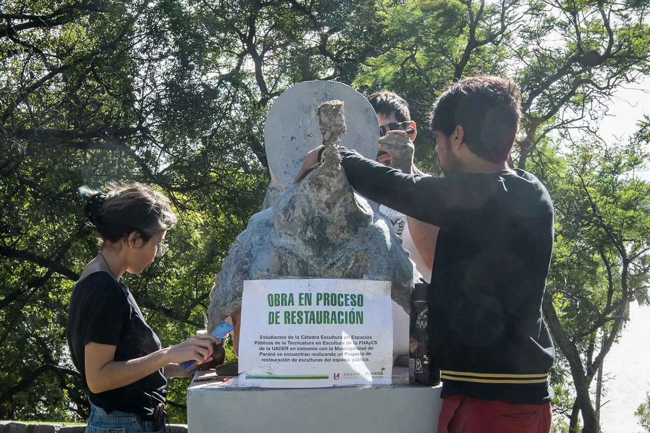 Avanza la restauración de esculturas patrimoniales en espacios públicos de Paraná